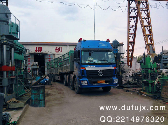 830噸液壓磚機(jī)發(fā)貨現(xiàn)場(chǎng)